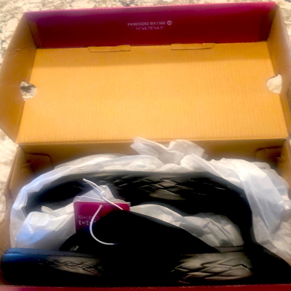 Women’s Black Skechers Air Walk Sz8 New in Box!!  Never Worn!!